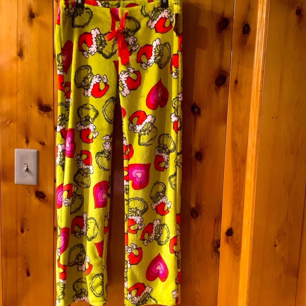 GRINCH Women’s Large Santa Heart Toss Holiday Lounge Pants